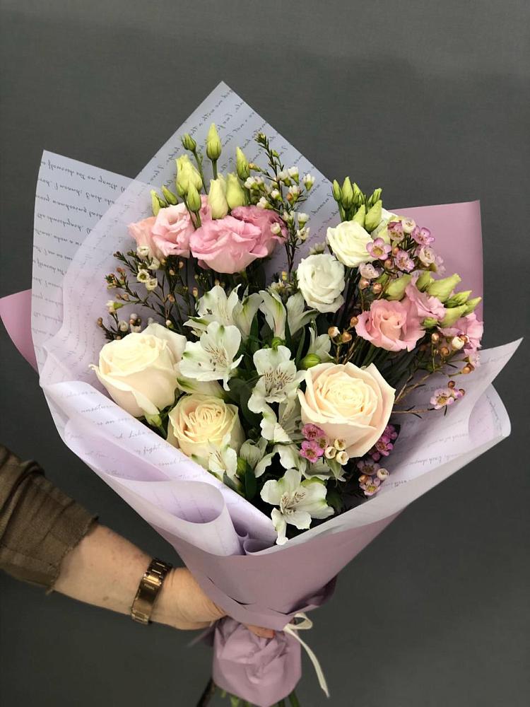 Букет цветов из: Альстромерии, Розы и Лизиантусы в Тарусе