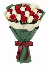 Букет Микс из красных и белых роз в Тарусе