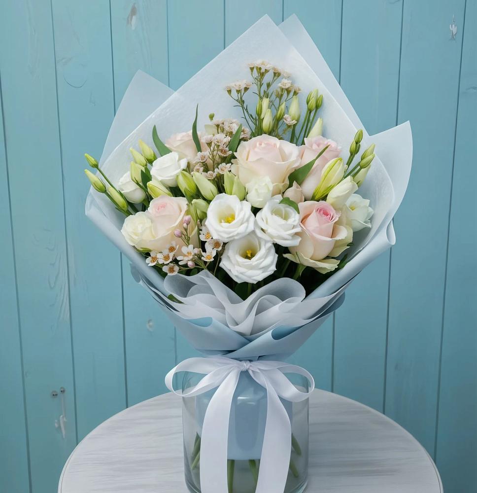 Букет цветов из: Розы и Лизиантусы в Тарусе