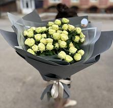 Букет Белые кустовые розы Солинеро в Тарусе