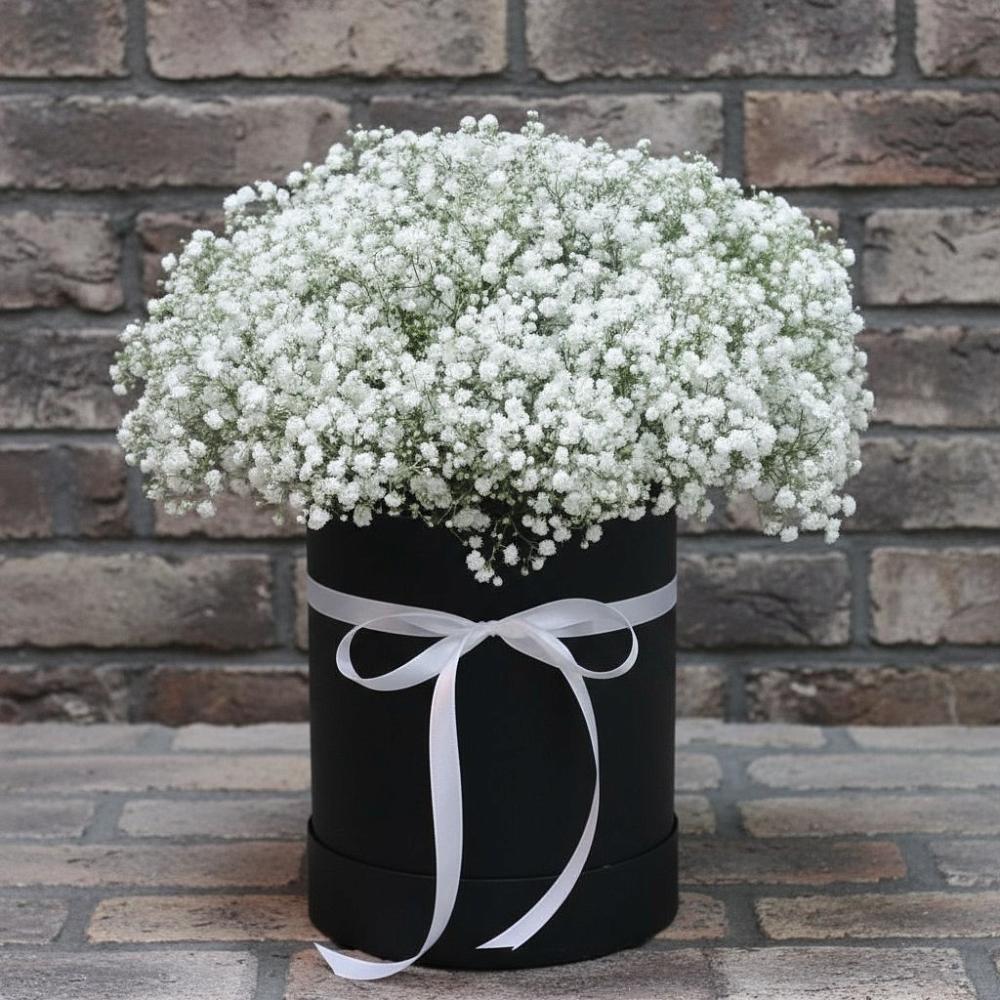 Цветочная композиция из Гипсофила в шляпной коробке в Тарусе