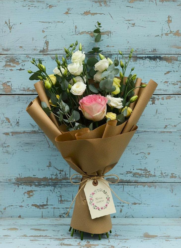 Букет цветов из: Розы и Лизиантусы в Тарусе