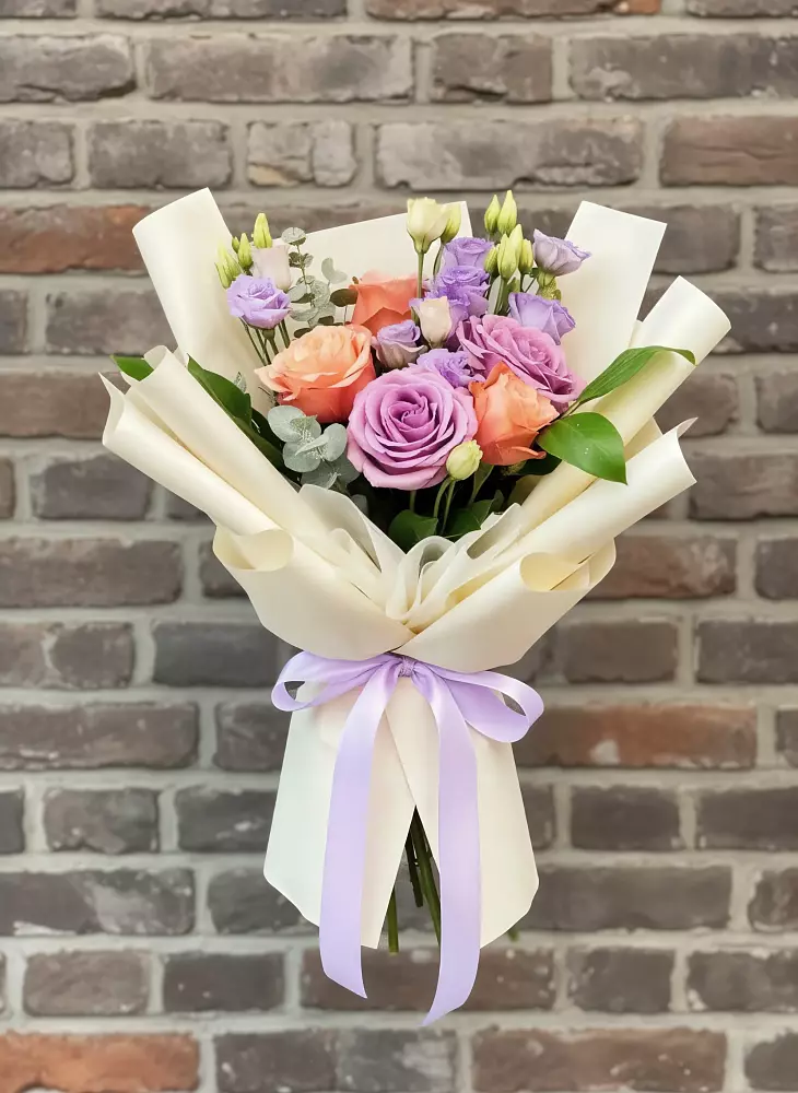 Букет цветов из: Лизиантусы и Розы в Тарусе