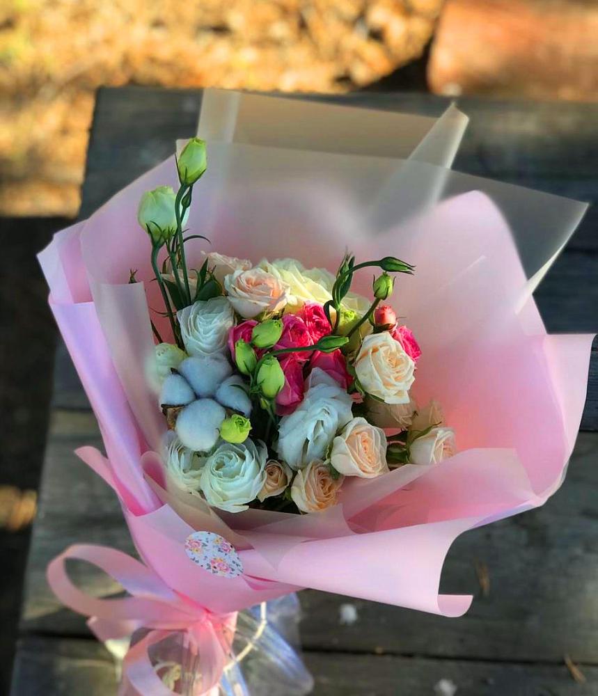 Букет цветов из: Розы и Лизиантусы в Тарусе