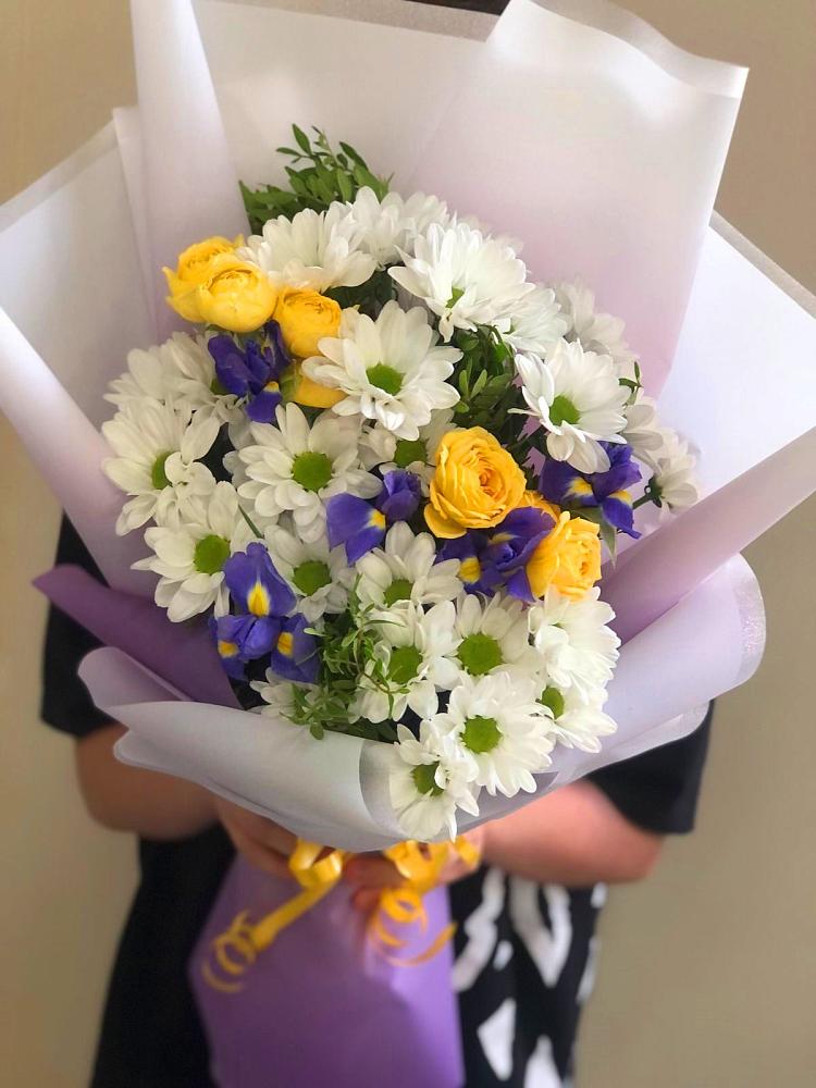 Букет цветов из: Ирисы, Хризантемы и Розы в Тарусе