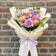 Букет цветов из:  Лизиантусы и Розы в Тарусе