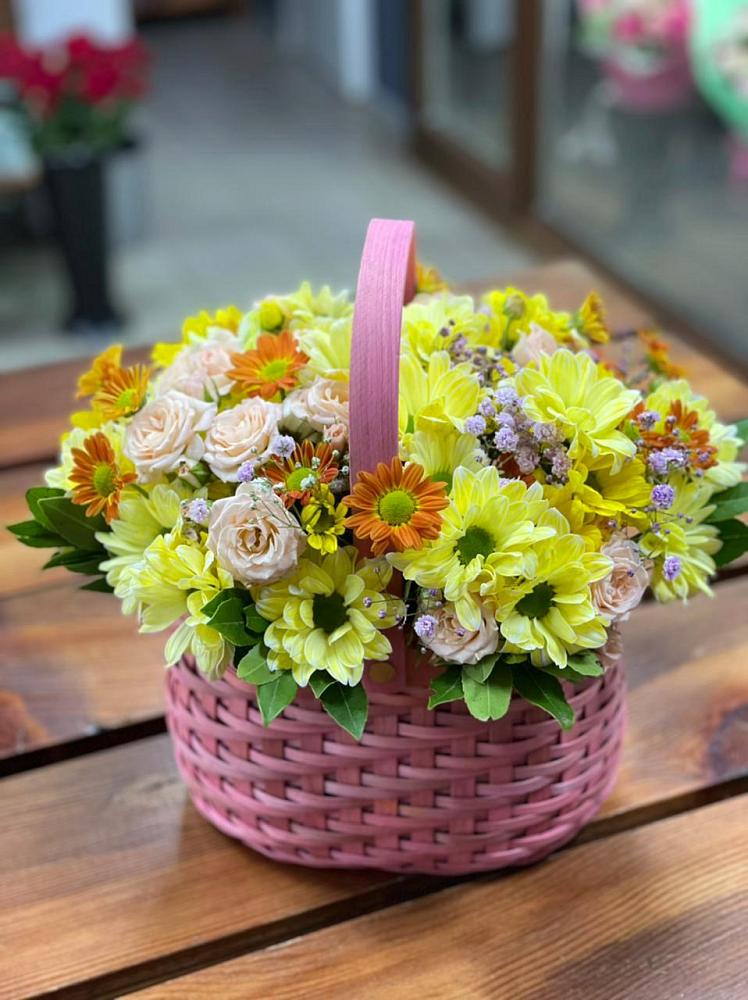Цветочная композиция из Хризантемы и Розы в корзине в Тарусе