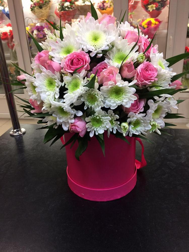 Цветочная композиция из Розы и Хризантемы в шляпной коробке в Тарусе