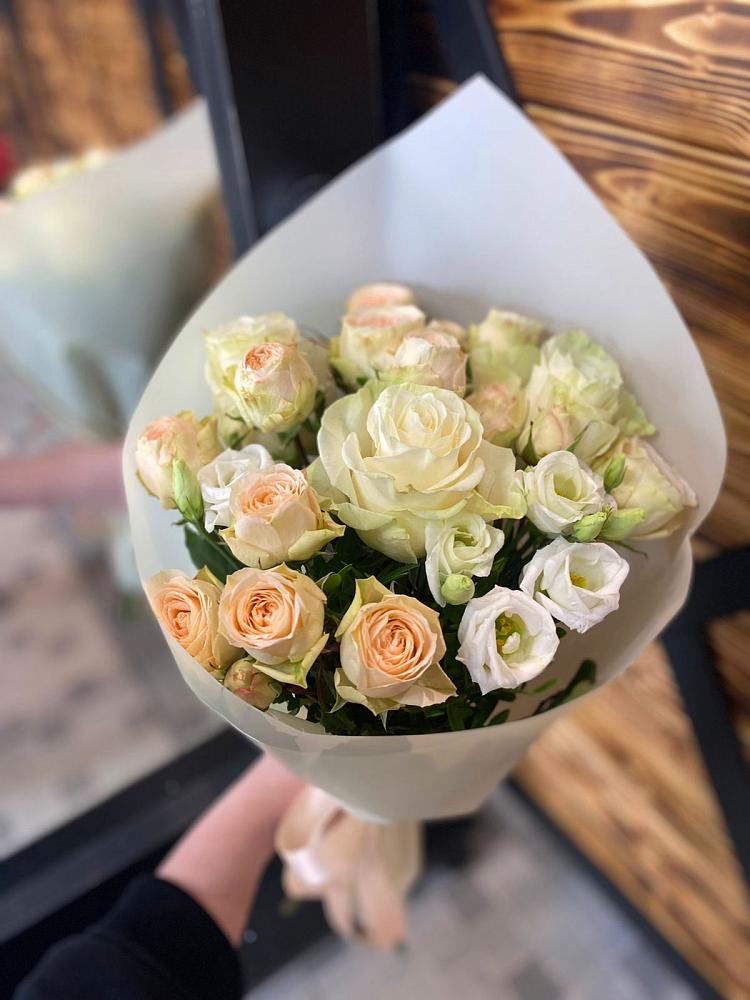 Букет цветов из: Розы и Лизиантусы в Тарусе