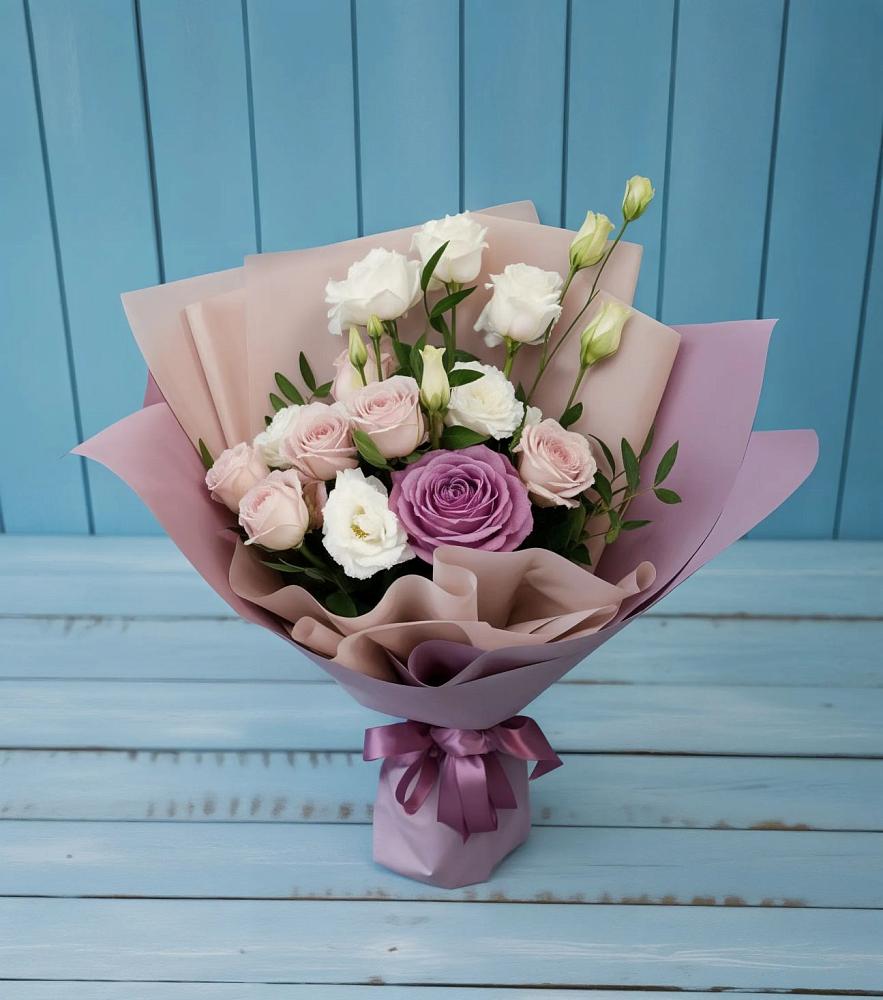 Букет цветов из: Розы и Лизиантусы в Тарусе